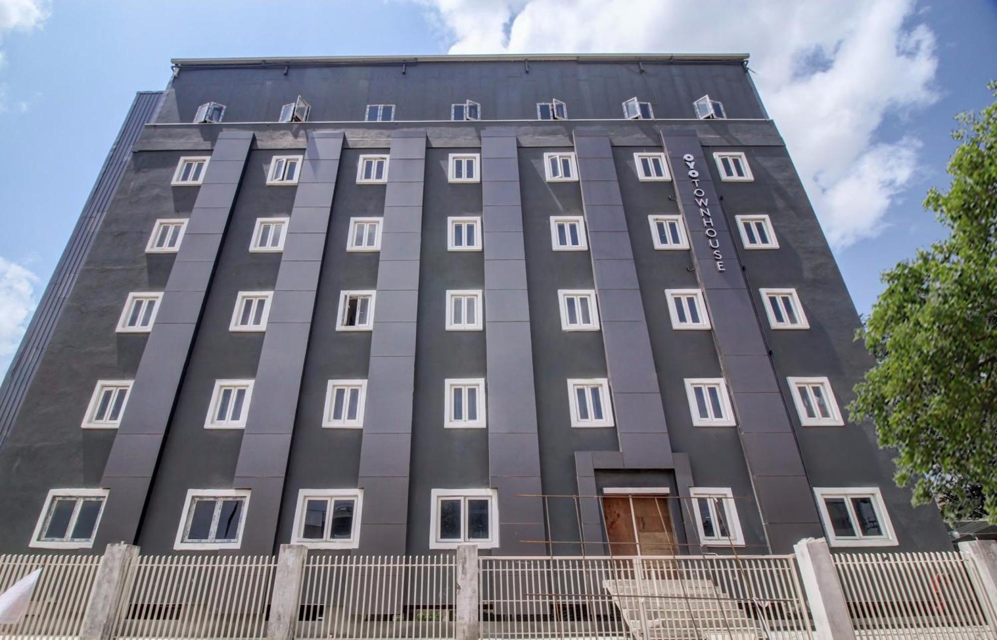 Super Townhouse Rcc Majestic 397 Lb Nagar Hotel Hyderabad Exterior photo