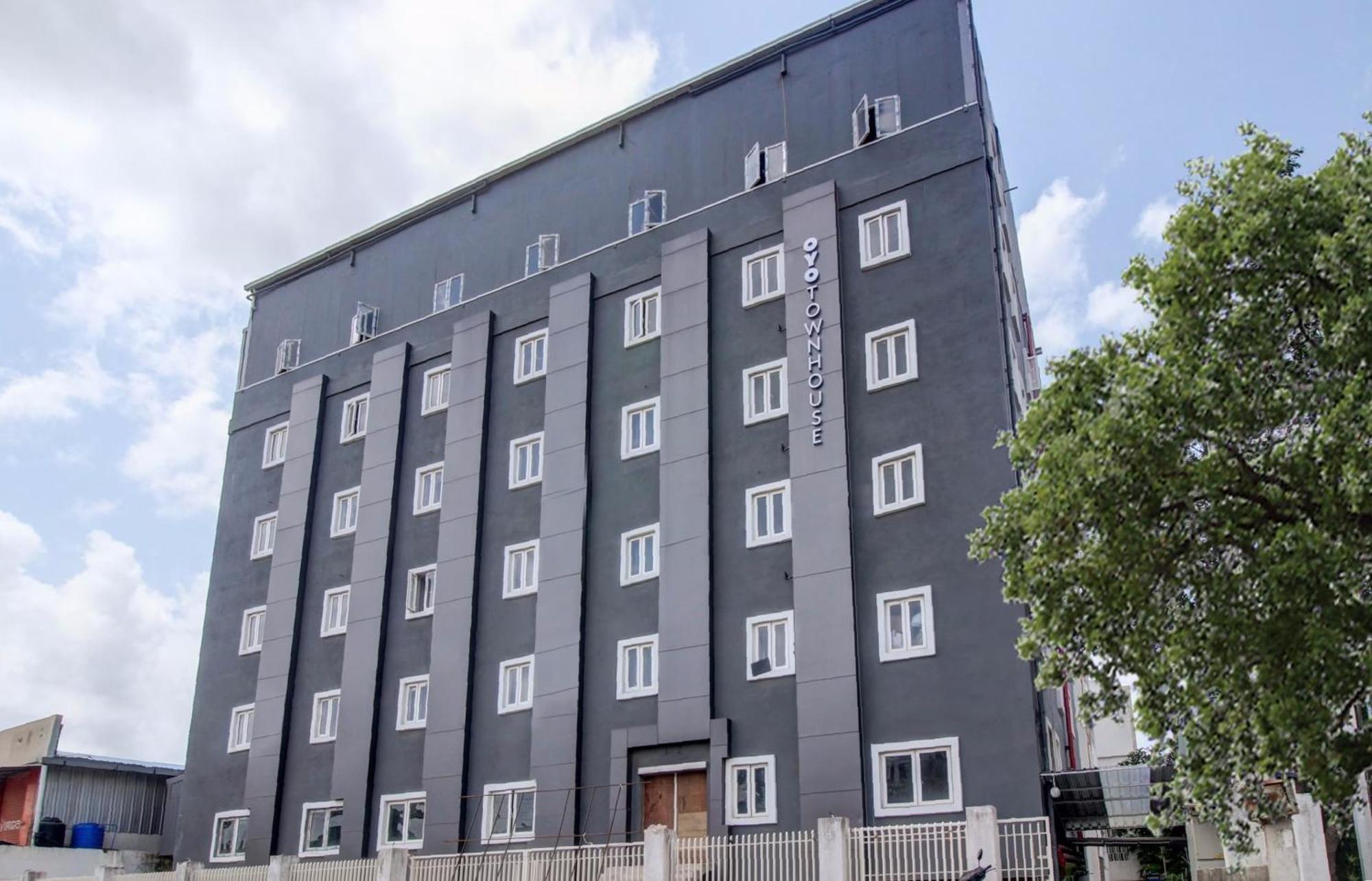 Super Townhouse Rcc Majestic 397 Lb Nagar Hotel Hyderabad Exterior photo